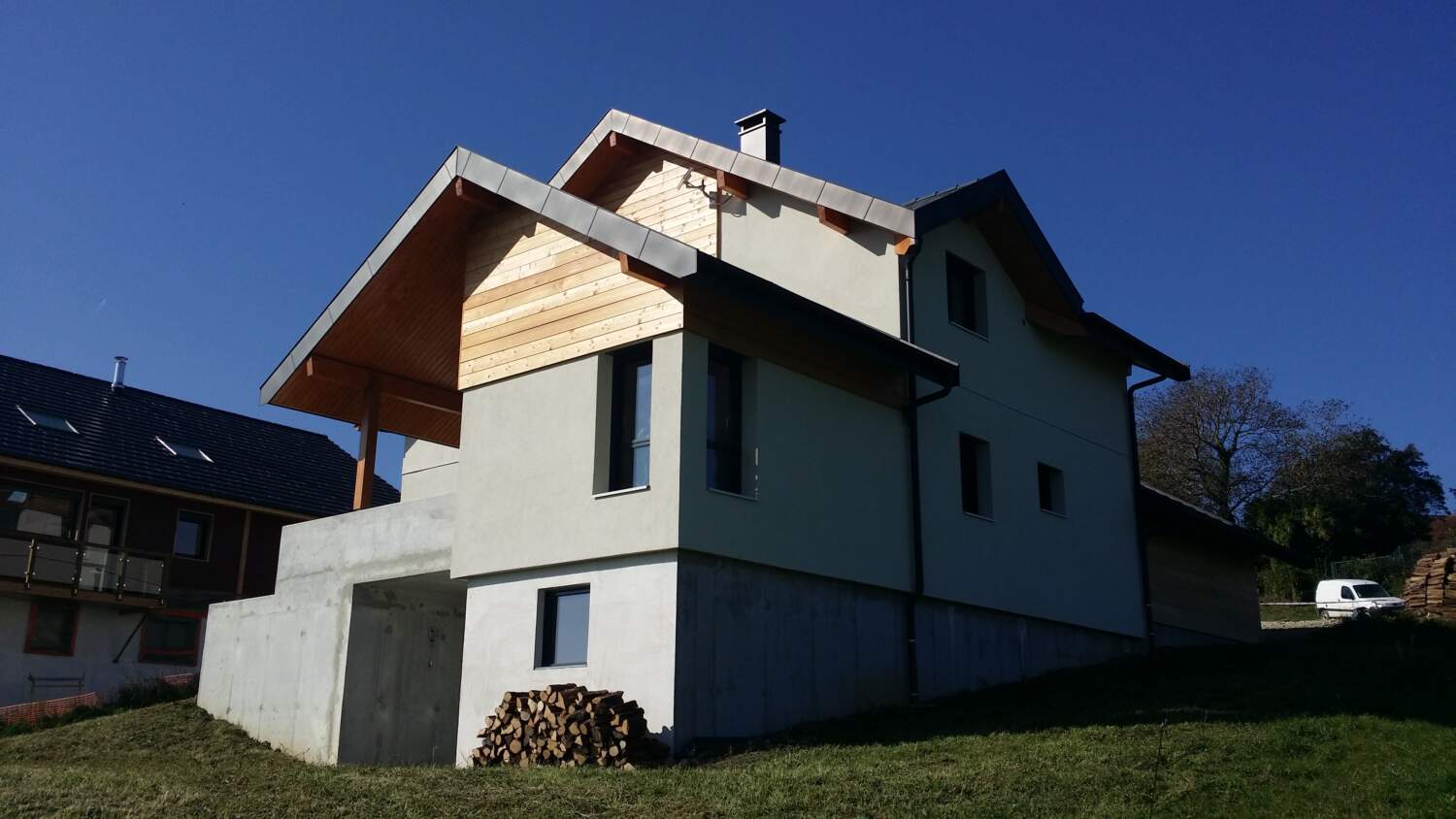 Installation de charpente à l'extérieur de la maison en cours