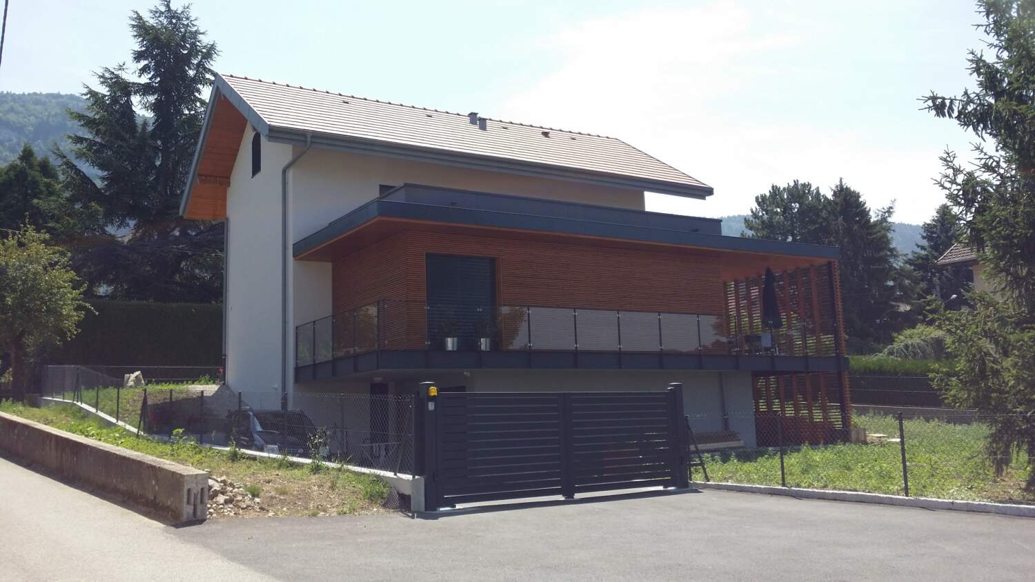 Installation de charpente résidentielle sur une maison en construction.
