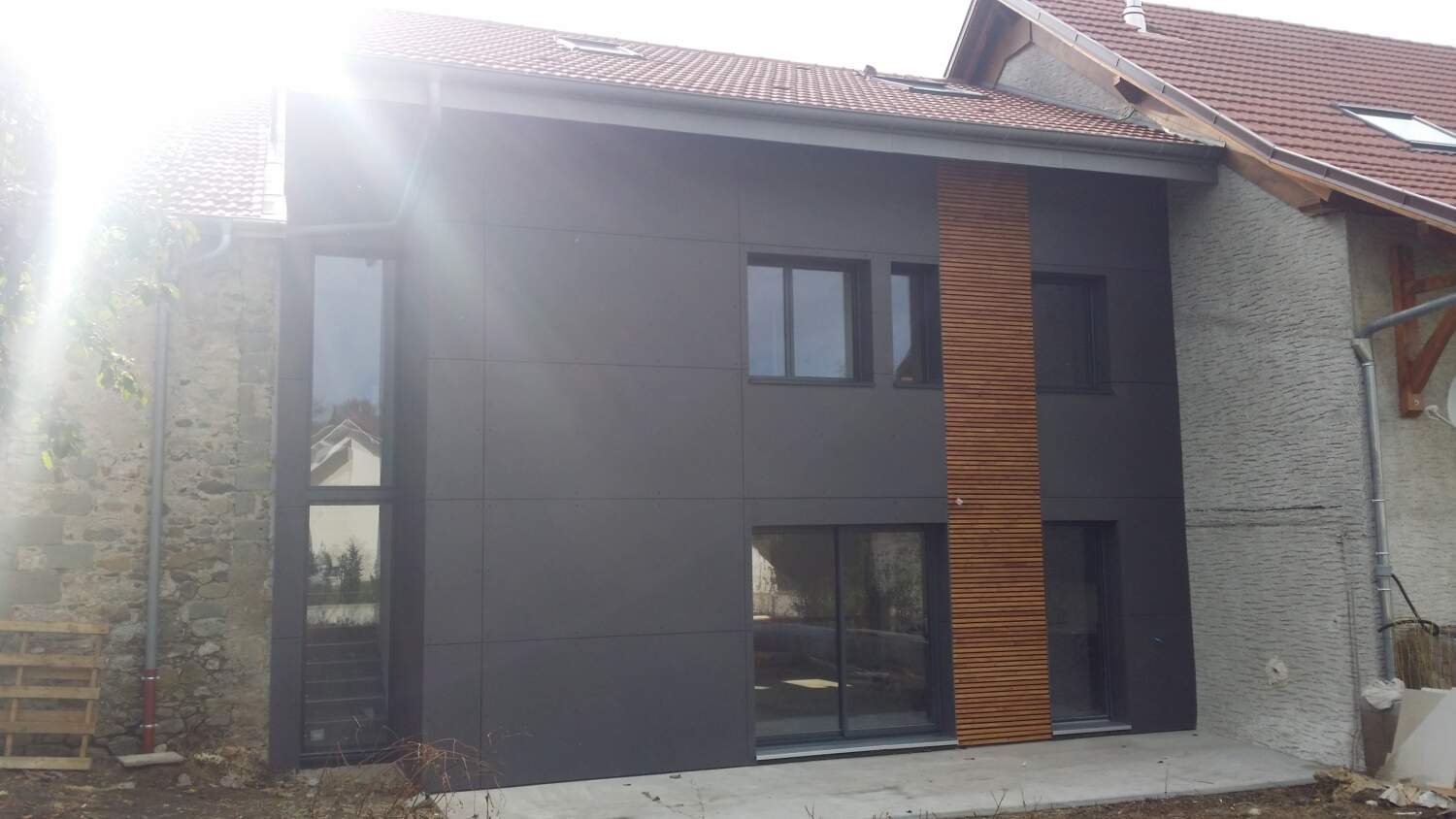 Installation de fenêtres modernes sur un chantier de construction.
