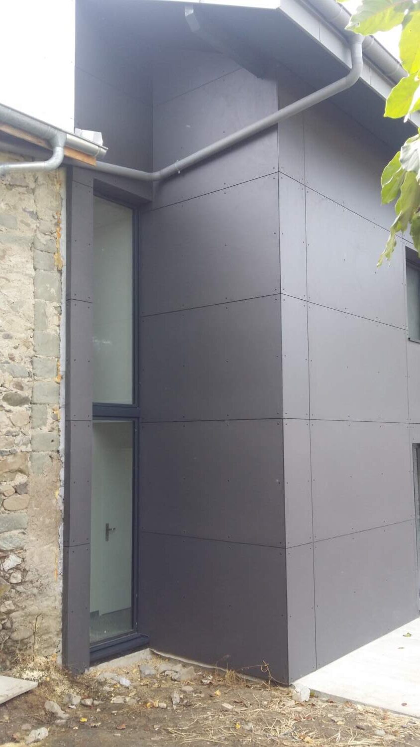 Installation de bardage moderne sur l'extérieur de la maison.
