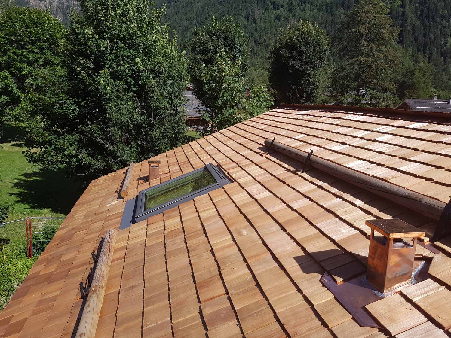 Installation de toiture en bardeaux de cèdre en cours