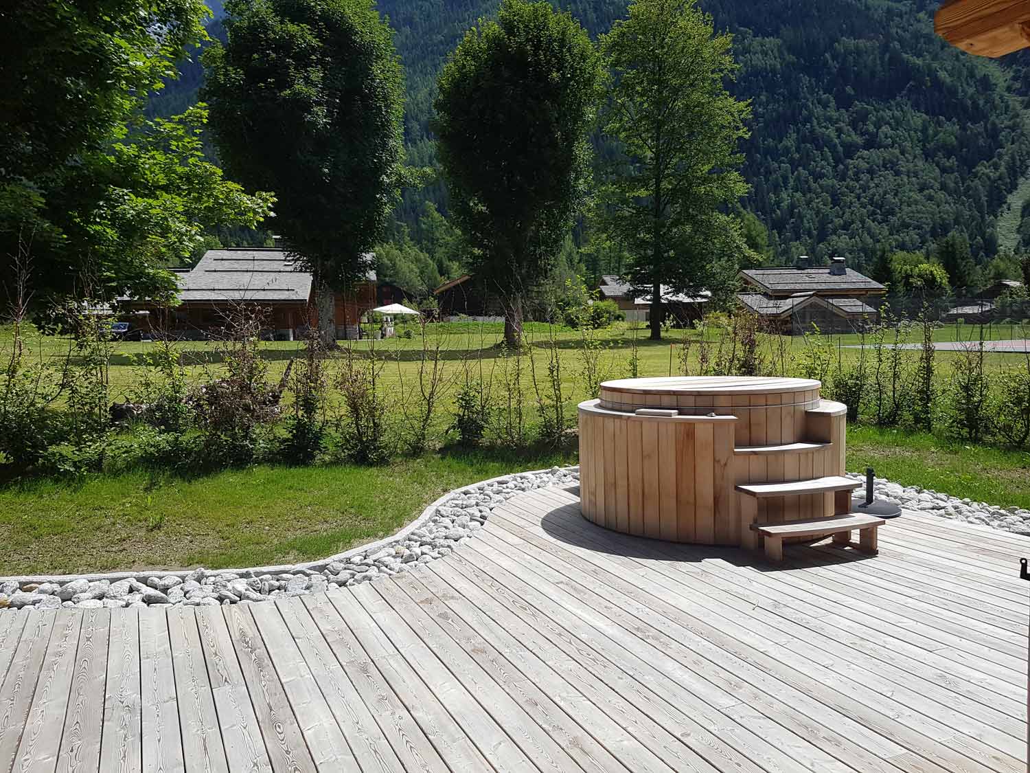 Installation de bain à remous en bois dans un cadre alpin.