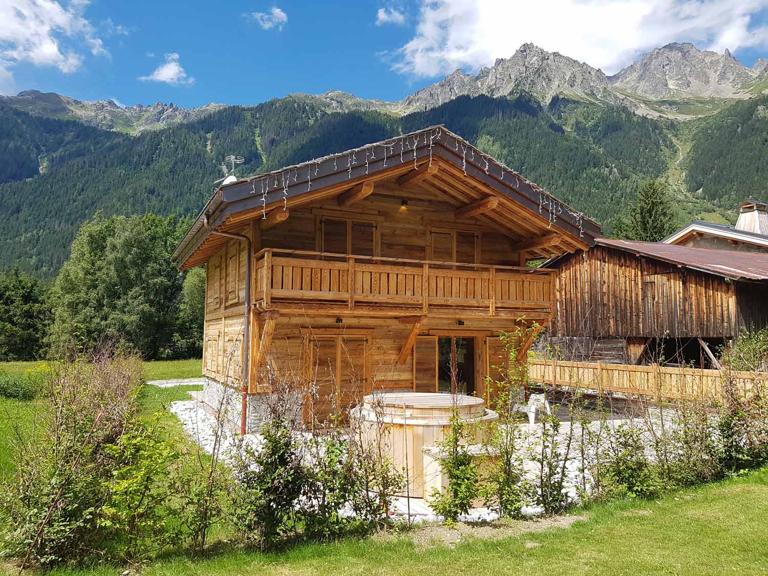 Construction de chalet en bois dans un paysage de montagne.