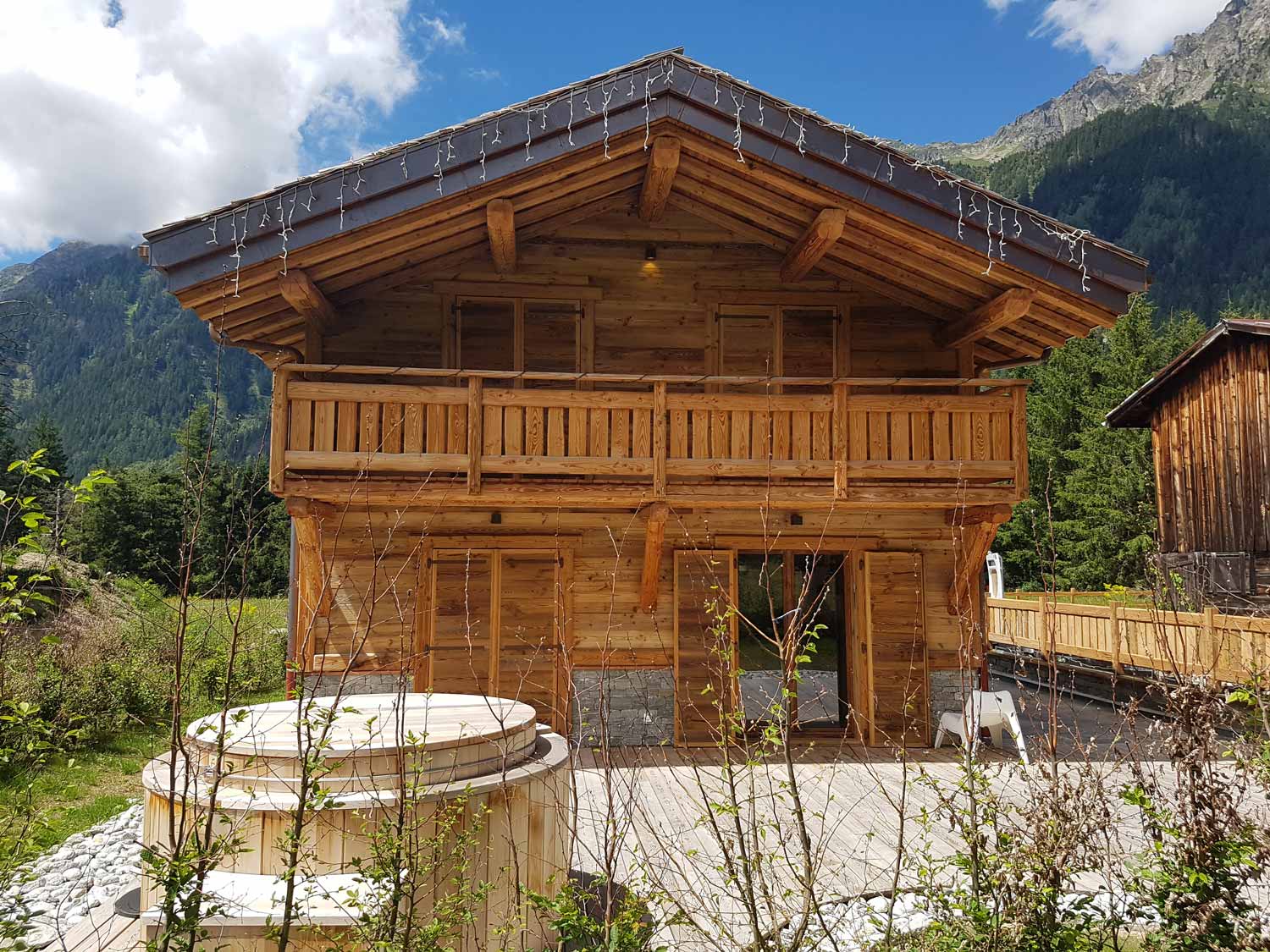 Construction de chalet en bois dans un cadre montagnard.