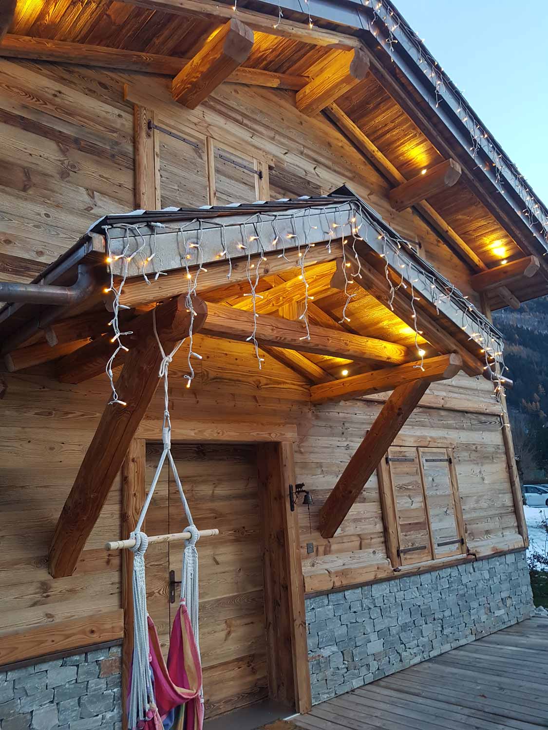 Chalet en bois avec porche décoré, Alpes.