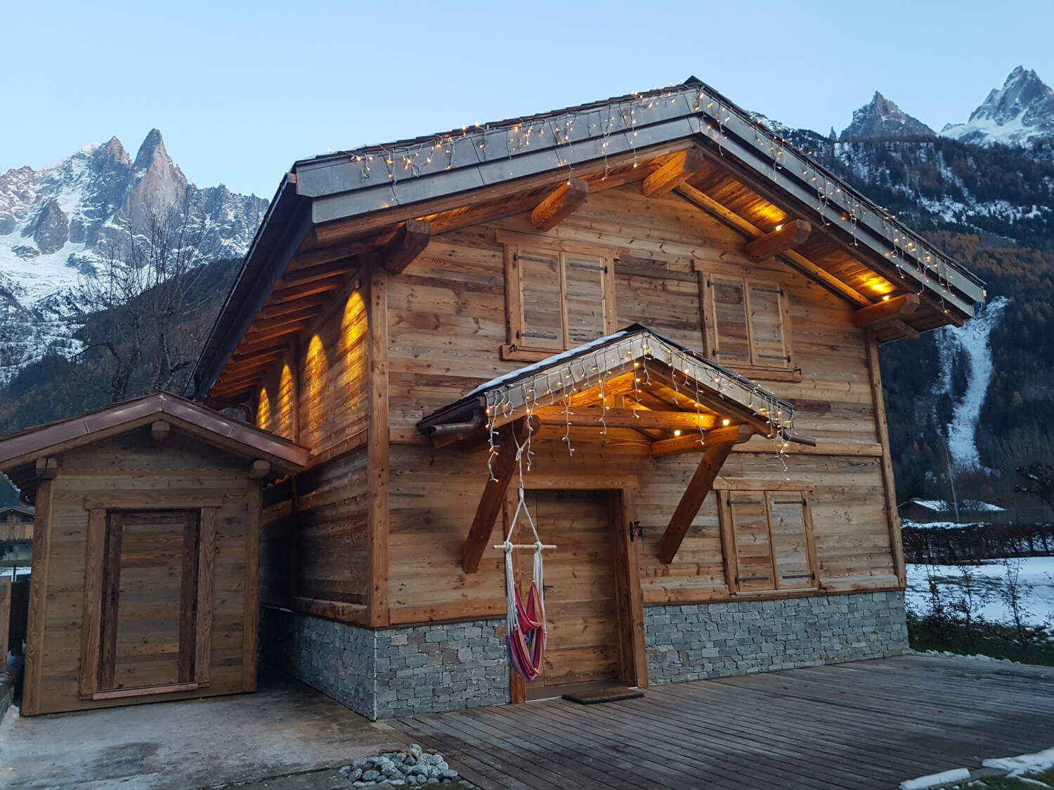 Construction de chalet en bois dans un cadre montagnard.
