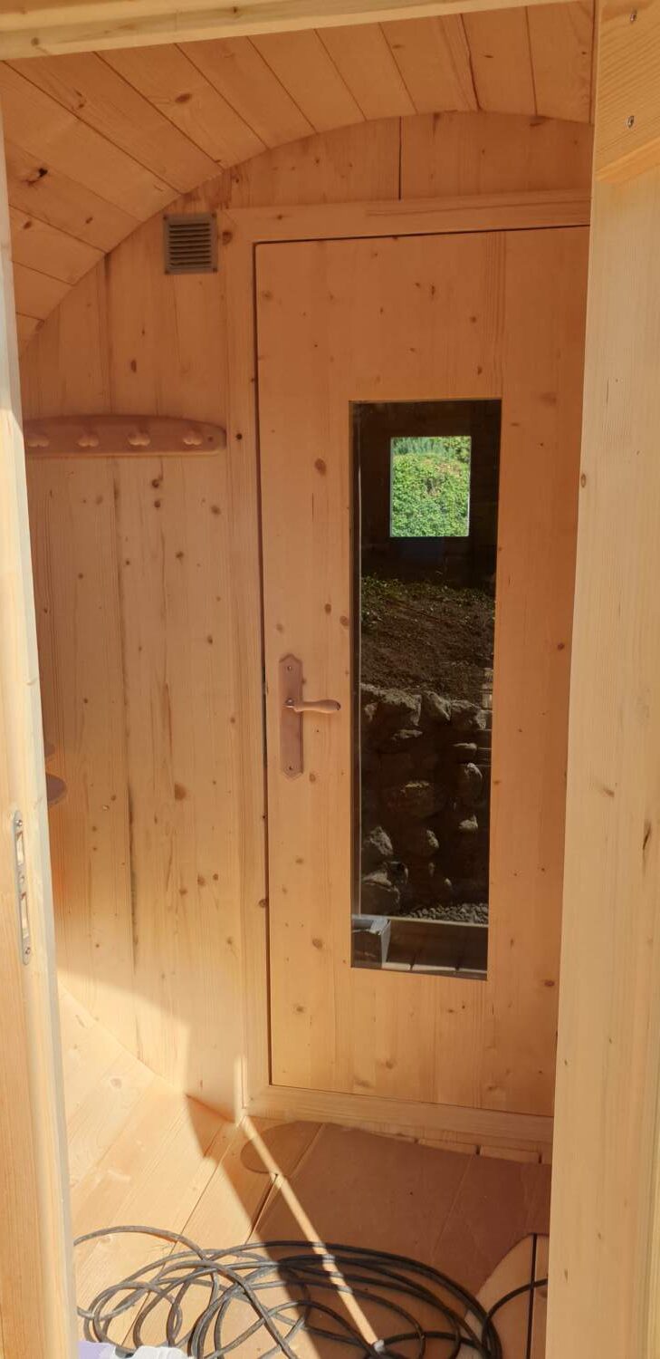 Installation d'une porte en bois dans un cabanon de chantier de construction.