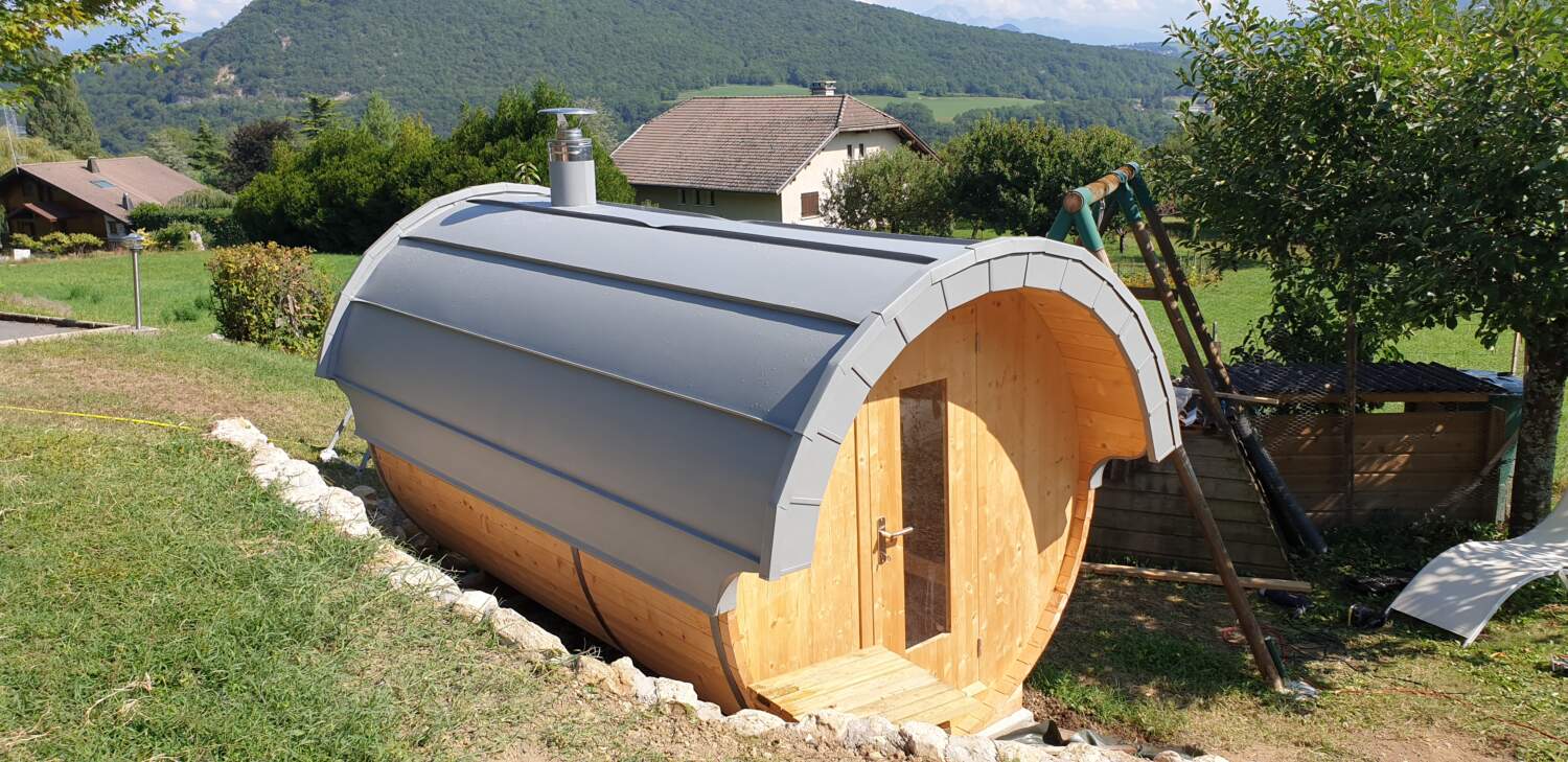 Installation d'un sauna extérieur dans le jardin, travaux de menuiserie.