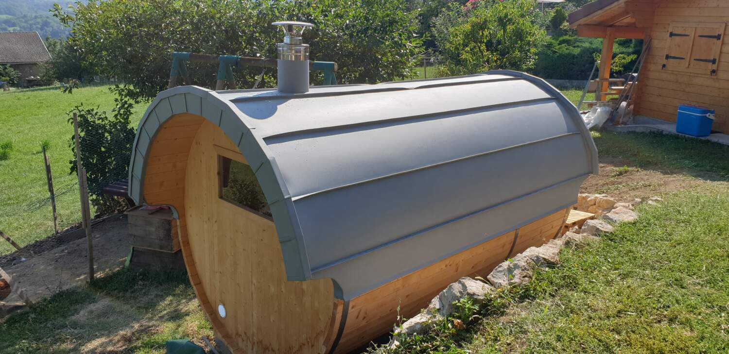 Installation de bain à remous au bois dans le jardin