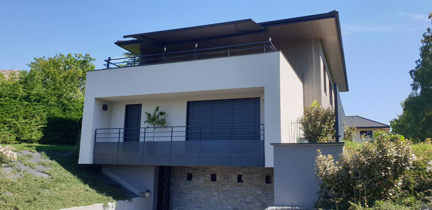 Maison moderne avec menuiserie en bois et balcon
