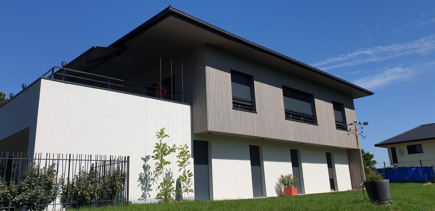 Charpentier installant un revêtement sur l'extérieur d'une maison.
