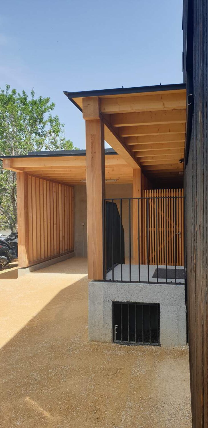 Installation d'une pergola en bois sur un chantier de construction