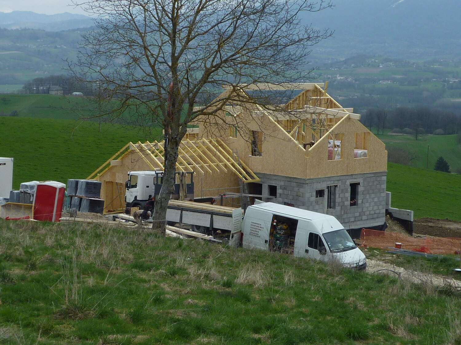 La charpente de la maison en cours sur un chantier de construction.