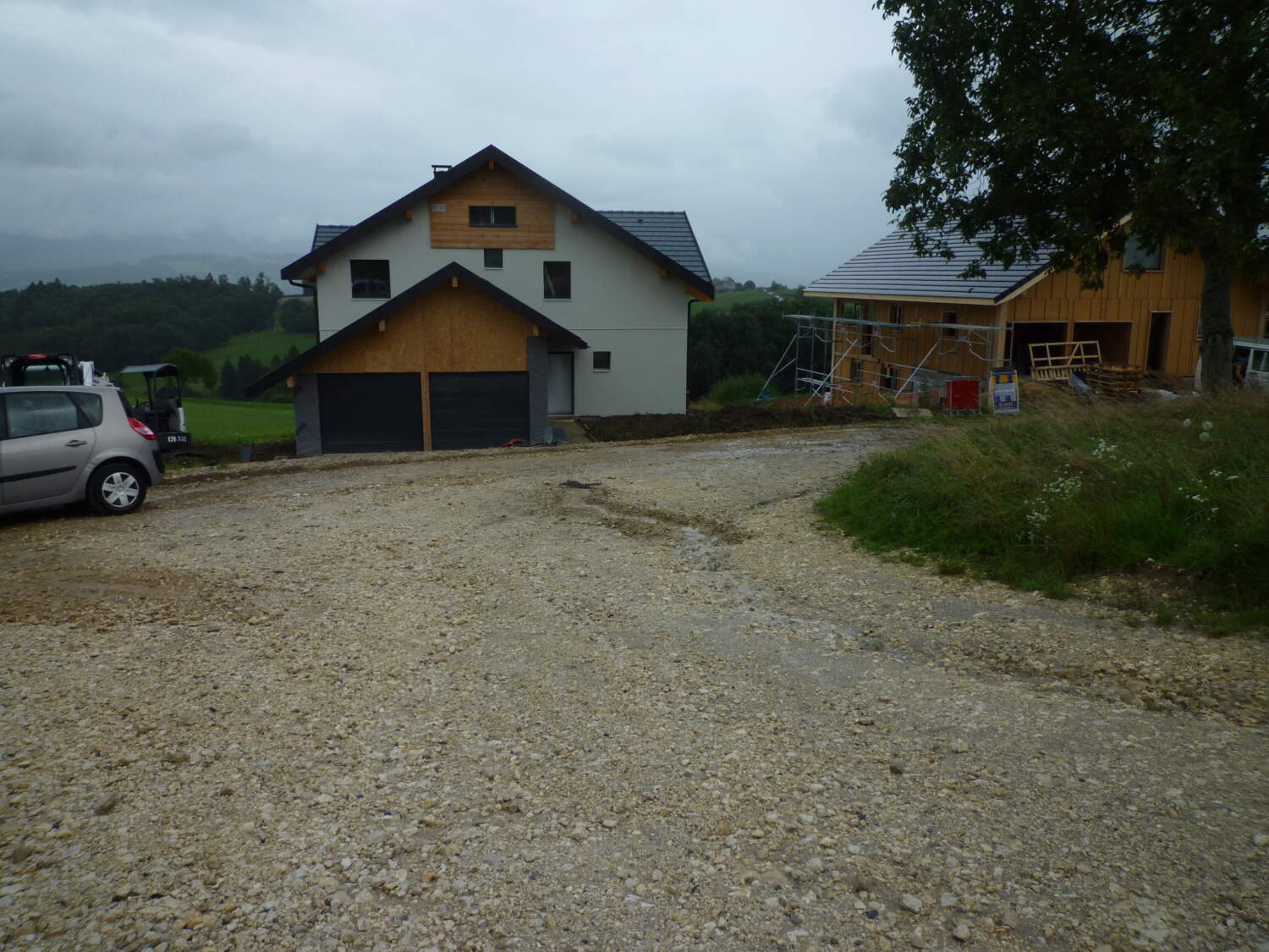 Construction de maison avec ossature en bois et échafaudage.