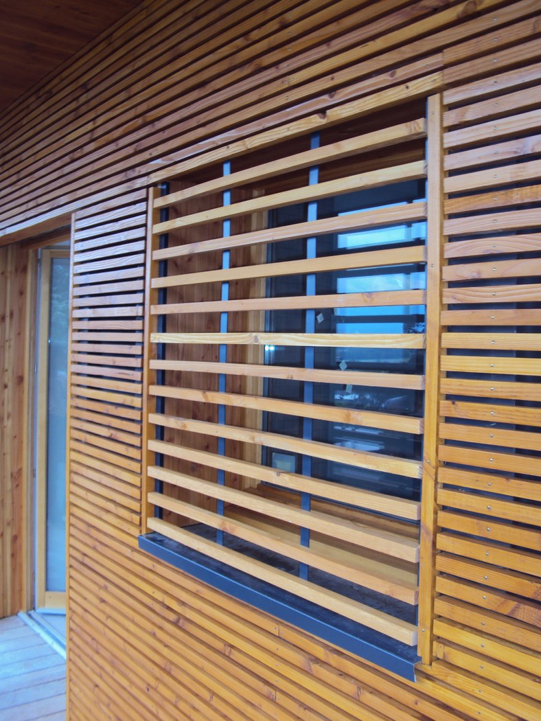 Installation de fenêtres en bois sur un chantier de construction