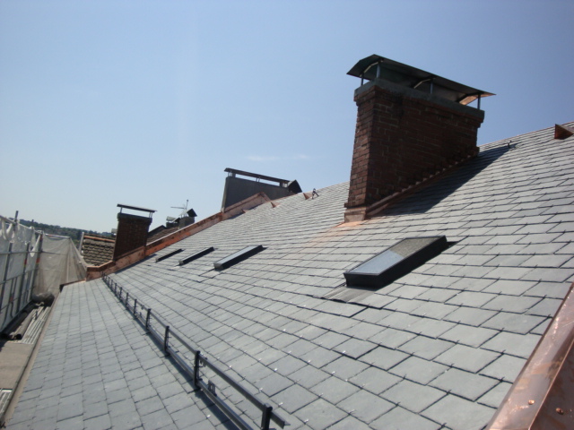 Installation de toiture en ardoise sur un chantier de construction