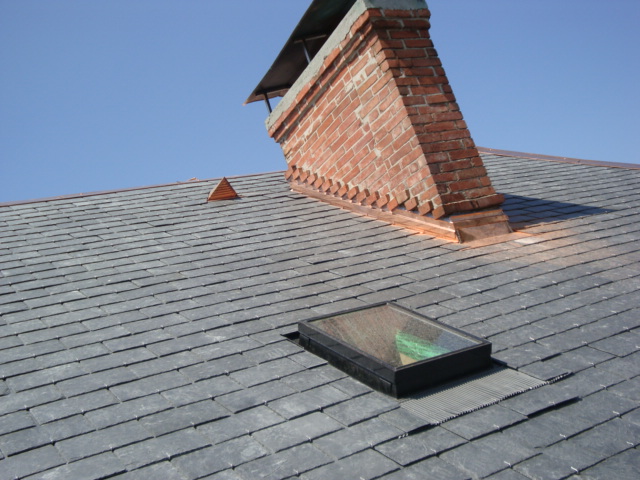 Travaux de couverture avec tuiles d'ardoise et installation de lucarnes