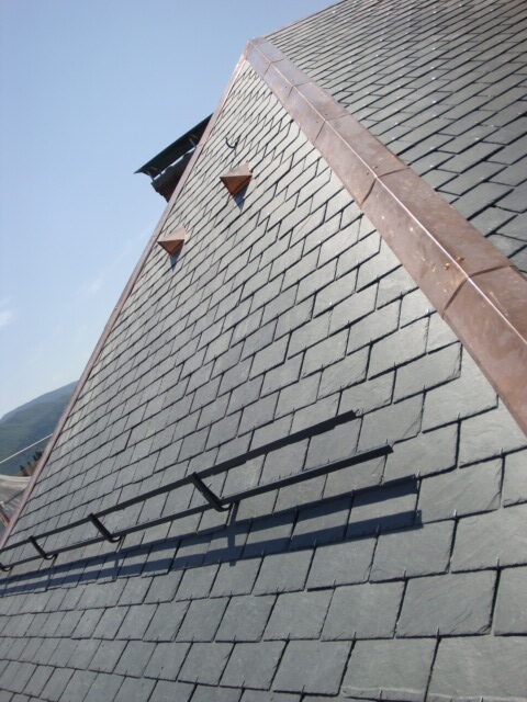 Installation de toiture en ardoise sur un chantier de construction