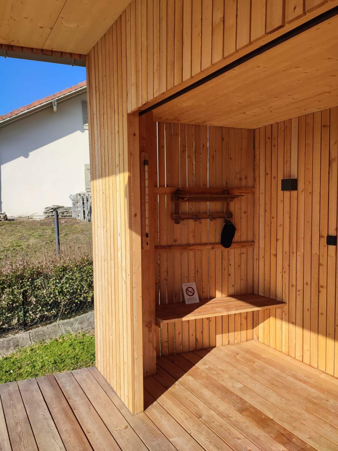 Intérieur de sauna en bois avec banc et étagères.