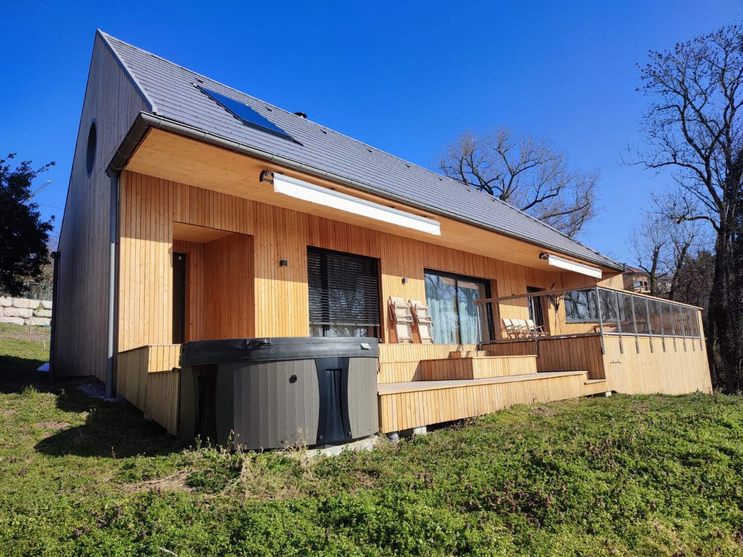 Installation d'un revêtement extérieur en bois sur une maison.