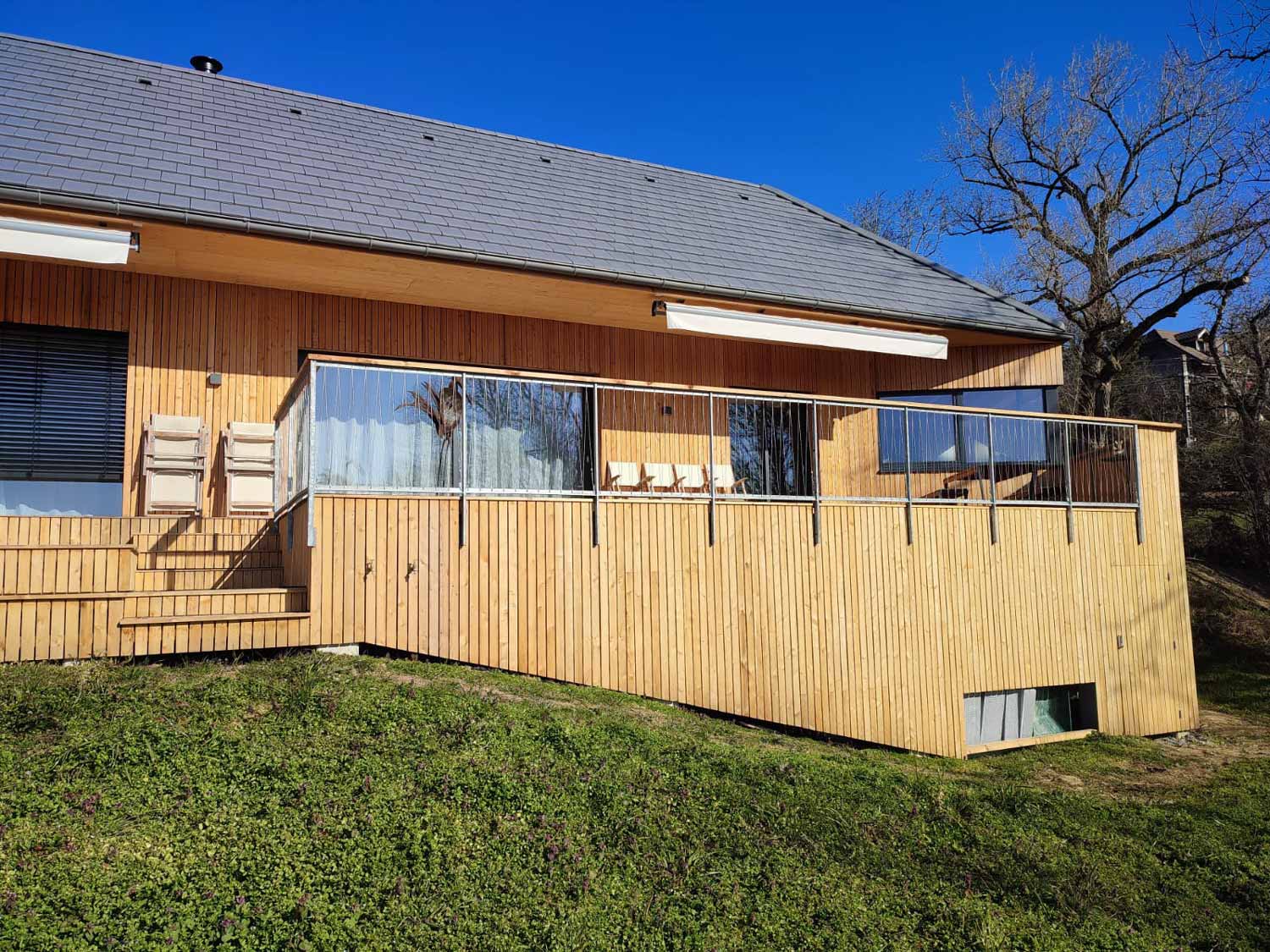 Installation d'un plancher en bois à l'extérieur d'une maison.