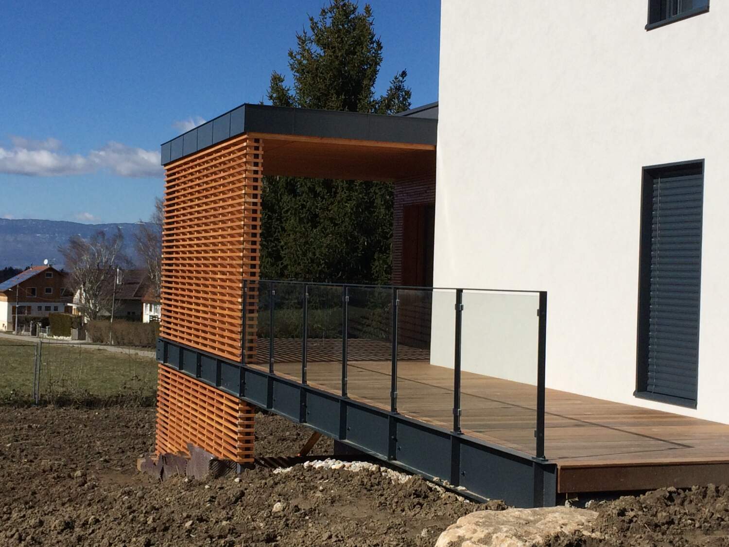 Installation d'un balcon en bois à l'extérieur de la maison.