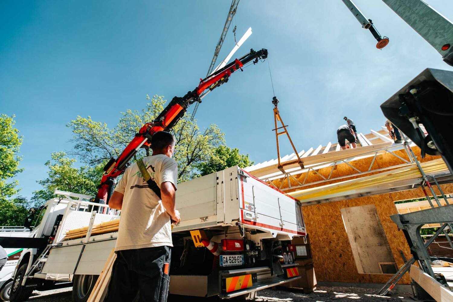 Véhicule de levage pour travaux de charpente